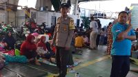 Berikan Rasa Aman, Bhabinkamtibmas Polsek Wakep Patroli Kedatangan Kapal Di Pelabuhan Pasokan
