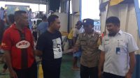 Bhabinkamtibmas Polsek Wakep Patroli Pantau Kedatangan Kapal di Pelabuhan Pasokan