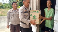 Wujud Kepedulian, Polisi di Touna Door To Door Bagikan Bansos Kepada Warga Kurang Mampu