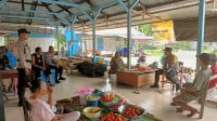Dengarkan Keluhan Masyarakat Kapolsek Ampana Kota Kunjungi Pasar Rakyat Bailo