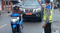 Meski Diguyur Hujan, Personil Satlantas Polres Touna Tetap Lakukan Gatur Lalin