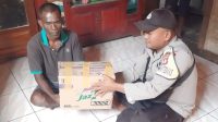 Peduli Warganya, Bhabinkamtibmas Polsek Una Una Salurkan Bantuan Sembako