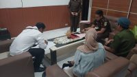 Penyidik Satreskrim Polres Touna Serahkan Tersangka Penganiayaan ke Jaksa