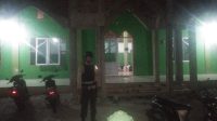 Beri Rasa Aman kepada Jamaah, Personil Polsek Ampana Tete Lakukan Pam Shalat Tarawih di Masjid At-Taqwa