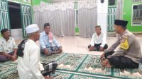 Lewat Sholat Subuh Berjemaah, Bhabinkamtibmas Polsek Tojo Diskusi Kamtibmas Dengan Tokoh Agama