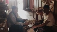 Bhabinkamtibmas Polsek Una Una Bagikan Sembako Kepada Warga Desa Tanjung Pude
