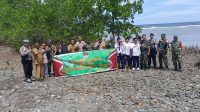 Danramil Ulubongka Bersama Kapolsek Ulubongka Tanam Pohon Mangrove di pesisir pantai Desa Cempa