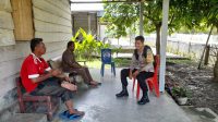 Sambang Warga Binaan, Bhabinkamtibmas Polsek Tojo Jalin Silaturahmi