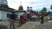 Tingkatkan Silaturahmi, Babinsa Bersama Warga Desa Balanggala Gotong Royong Pembangunan Masjid