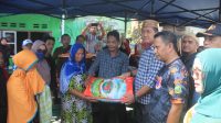 Tinjau Lokasi Kebakaran, Bupati Mohammad Lahay Serahkan Bantuan Sosial Kepada Korban
