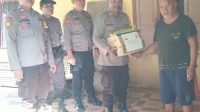 Wujud Kepedulian, Polsek Ampana Tete Bagikan Sembako Kepada Warga Kurang Mampu