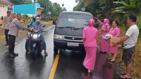 Ramadhan Penuh Berkah, Polsek Ampana Tete dan Bhayangkari Turun ke Jalan Bagi Takjil ke Pengguna Jalan