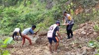 Polsek Wakep bersama Warga Kerja Bakti Bersihkan Material Pasca Longsor Penghubung Jalan Desa