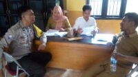 Bhabinkamtibmas Polsek Ampana Kota Sambangi Kantor Desa, Tingkatkan Sinergitas Dengan Pemerintah Desa