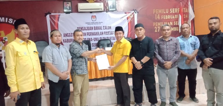 Ketua KPU Kabupaten Touna saat menyerahkan tanda terima dan Berita Acara dokumen pengajuan Partai Golkar dinyatakan lengkap dengan status pendaftaran diterima.