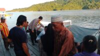 Kapolsek Wakep Bersama Anggota Datangi TKP Warga Meninggal Saat Sedang Memanah Ikan di Dalam Laut Desa Kadoda