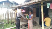 Sambut HUT Bhayangkara ke-77, Kapolsek Wakep Salurkan Bansos Beras kepada Warga
