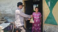 Kapolsek Walea Kepulauan Turun Langsung Door to Door Bagikan Daging Qurban