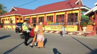 Pelayanan Prima Kepolisian, Personel Satlantas Polres Touna Bantu Seberangkan Anak Sekolah