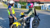 Personel Sat Lantas Polres Touna Beri Teguran Simpatik dan Humanis Pengendara Tak Pakai Plat Nomor
