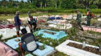 Sambut Hari Bhayangkara, Polsek Ampana Tete Bersama Koramil dan Pemdes Bersihkan Tempat Pemakaman Umum