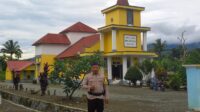 Sembari Pengamanan Ibadah Gereja, Bhabinkamtibmas Bulan Jaya Lakukan Pengaturan Arus Lalu Lintas