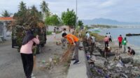 Bhabinkamtibmas Desa Labuan Gotong Royong Bersama Perangkat Desa dan Warga Bersihkan Lingkungan