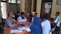 Sambangi Kantor Lurah Dondo, Bhabinkamtibmas Polsek Ampana Kota Berikan Himbauan Kamtibmas