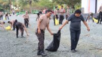 Gerakan TNI-Polri Bersama Masyarakat Peduli Lingkungan Gotong Royong Bersihkan Sampah di Pantai Taman JH Ampana