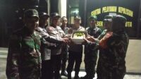 Kapolsek Ampana Kota Terima Kue Ucapan Selamat Hari Bhayangkara ke 77 dari Danramil