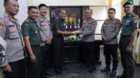 Surprise!!! Pabung 1307/Poso Berikan Tumpeng Ucapan Selamat Bhayangkara ke-77 Kepada Kapolres Touna