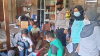 Bhabinkamtibmas Polsek Tojo Dampingi Imunisasi Anak di Desa Binaan