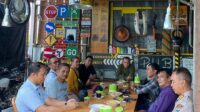 Ngopi Bareng Sambil Ngobrol Santai, Kapolres Touna Jaga Kemitraan dan Sinergitas Dengan Wartawan
