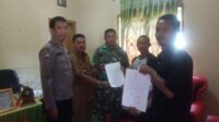 Bersama Babinsa dan Kades, Bhabinkamtibmas Aipda Andi Roma Lakukan Mediasi Permasalahan Warga