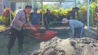 Wujud Kepedulian, Bhabinkamtibmas Polsek Ampana Tete Gotong Royong Bersama warga