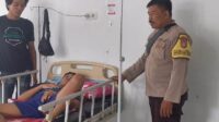 Bentuk Kepedulian, Bhabinkamtibmas Polsek Ampana Tete Besuk Warganya Yang Sakit