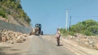 Berikan Rasa Aman, Bhabinkamtibmas Lakukan Pengamanan dan Pengaturan Lalin di Lokasi Longsor