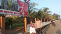 Ciptakan Arus Lalin Lancar, Personil Polsubsektor Tojo Barat Lakukan Pengaturan di Depan Sekolah