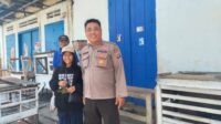 Dengan Senyuman, Anggota Polsek Ampana Kota Patroli Siang Hari Buat Warga Aman dan Nyaman