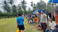 Hadir Dalam Pertandingan Sepak Bola di Desa Binaannya, Bhabinkamtibmas Lakukan Pengamanan