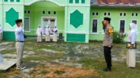Jadi Pembina Upacara, Bhabinkamtibmas Polsek Tojo Ajak Pelajar Jadi Duta Kamtibmas di Sekolah