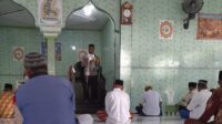 Sampaikan Pesan Kamtibmas, Bhabinkamtibmas Polsek Wakep Laksanakan Jumat Curhat di Masjid Desa Binaan