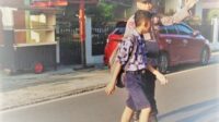 Strong Point Pagi di Area Sekolah, Polsek Ampana Kota Bantu Siswa Menyeberang