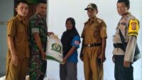 Bhabinkamtibmas Polsek Ampana Kota dan Babinsa Kompak Hadiri Penyaluran Beras di Desa Binaan