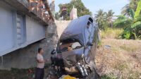 Dengan sigap, Personil Polsubsektor Tojo Barat Datangi TKP Laka Tunggal Mobil Tabrak Trotoar Jembatan