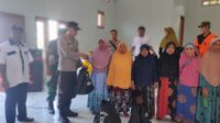 Kapolsek Tojo Salurkan Bantuan Alumni AKBRI 91 kepada Lansia di Desa Sandada