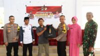 Bakti Kesehatan dan Bakti Sosial Akabri 91, Kapolres Touna Serahkan Sembako Pada Masyarakat