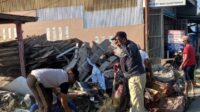 Pererat Kebersamaan, Bhabinkamtibmas Polsek Ampana Kota Kerja Bakti Bersama Warga Kelurahan Dondo Barat