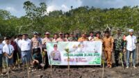 Polsek Una Una Tanam Bibit Mangrove di Pantai Desa Wakai