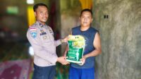 Wujud Kepedulian, Bhabinkamtibmas Polsek Ampana Kota Berikan Sarana Kontak Pada Warganya